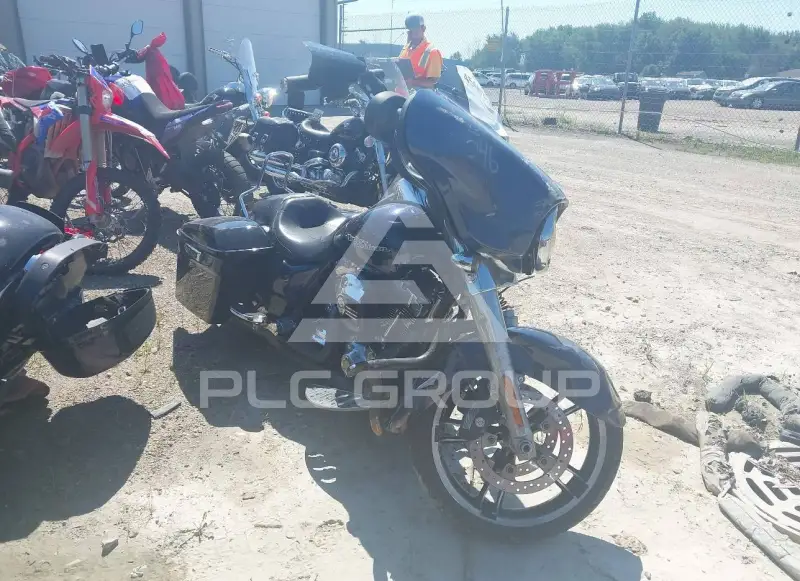 2014 Harley-Davidson FLHX photo