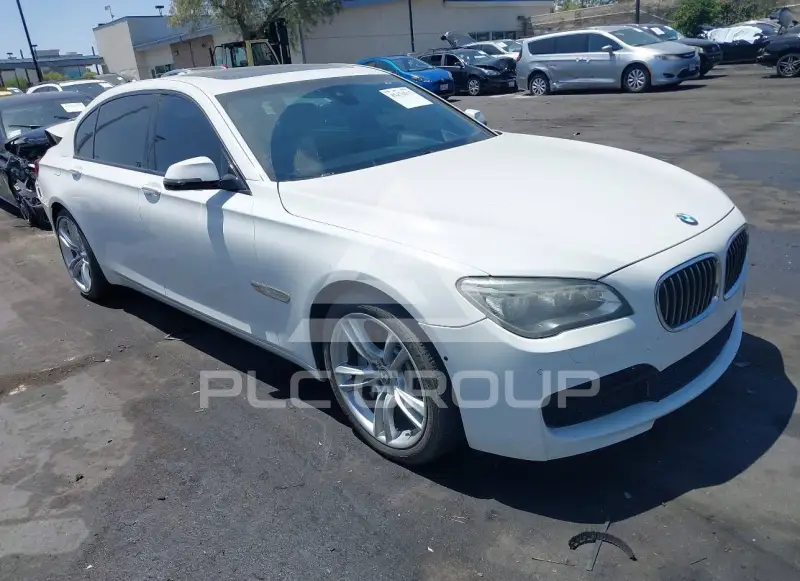 2014 BMW 750 фото