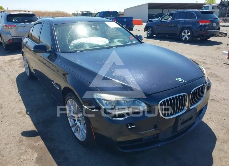 2014 BMW 750 фото