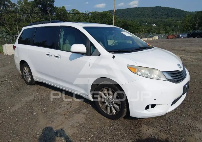 2014 Toyota SIENNA photo