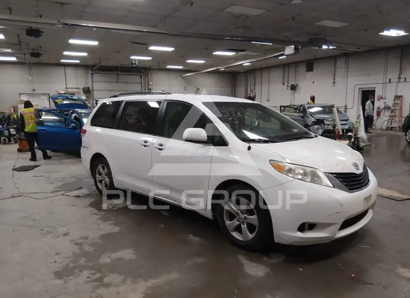 2014 Toyota SIENNA photo