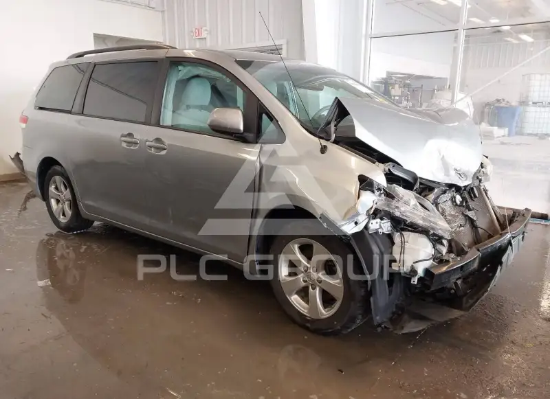 2014 Toyota SIENNA photo