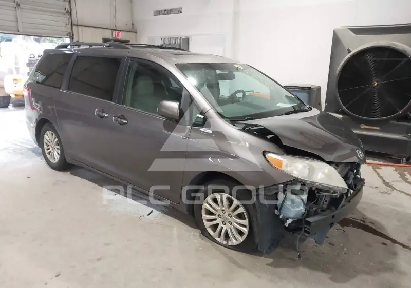 2014 Toyota SIENNA photo