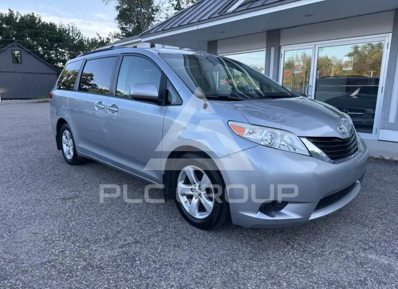 2014 Toyota SIENNA photo