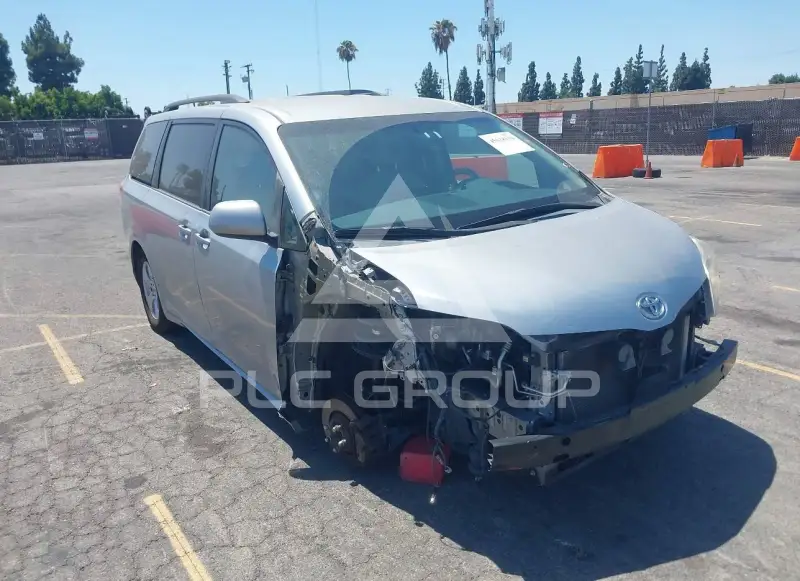 2014 Toyota SIENNA photo