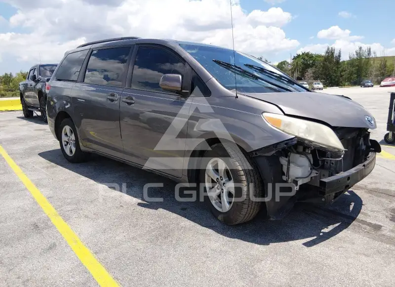 2014 Toyota SIENNA photo