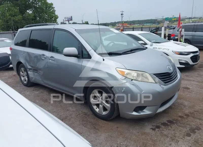 2014 Toyota SIENNA photo
