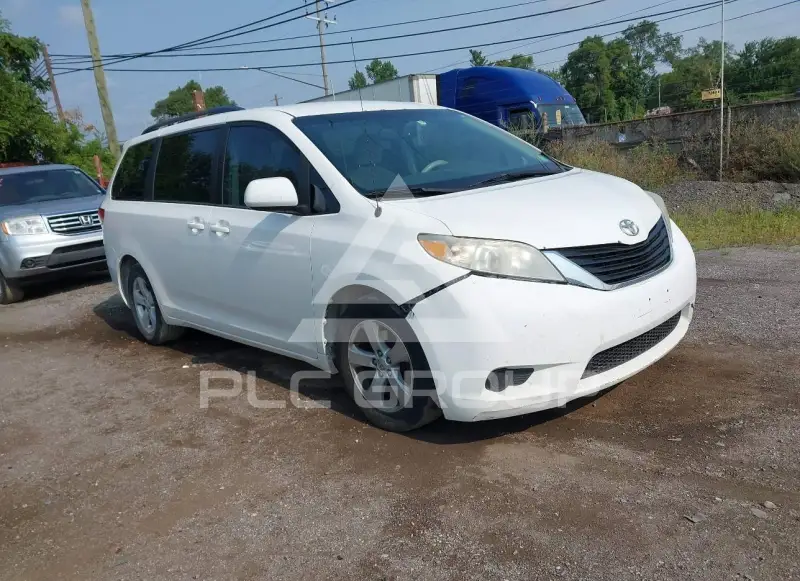 2014 Toyota SIENNA photo