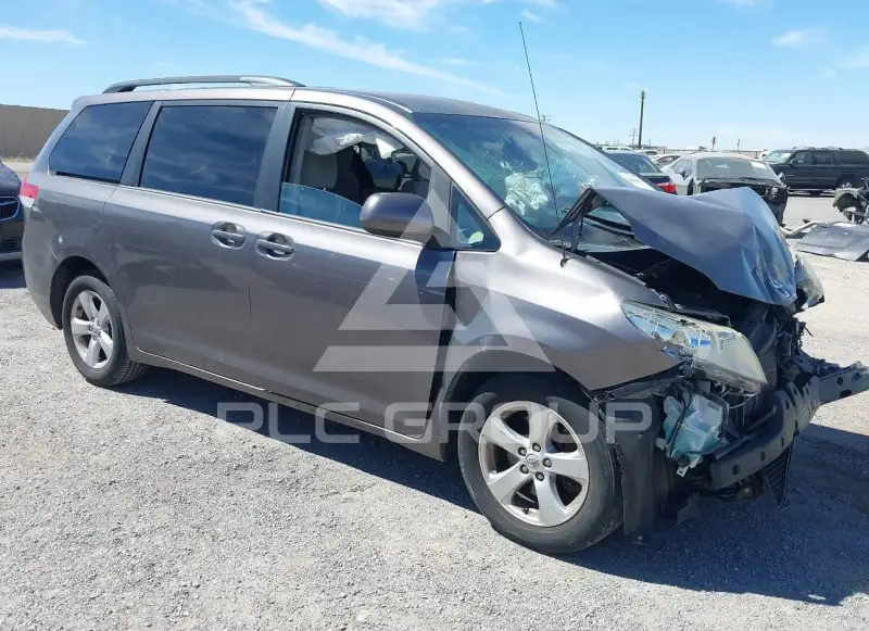 2014 Toyota SIENNA photo