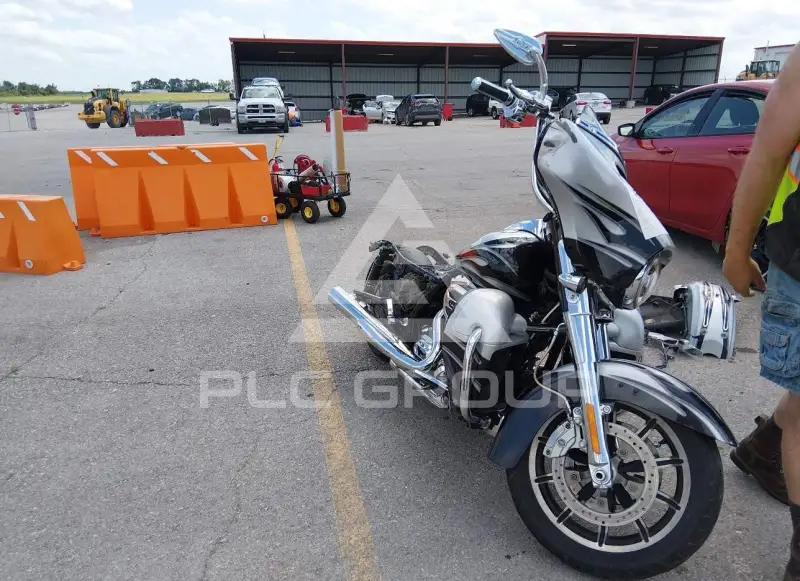 2015 Harley-Davidson FLHX photo