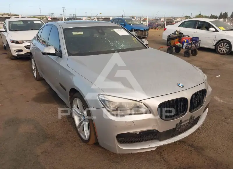 2015 BMW 750 фото