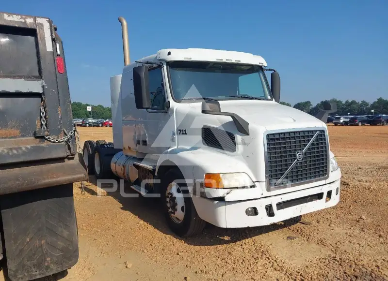 2015 Volvo VNL photo