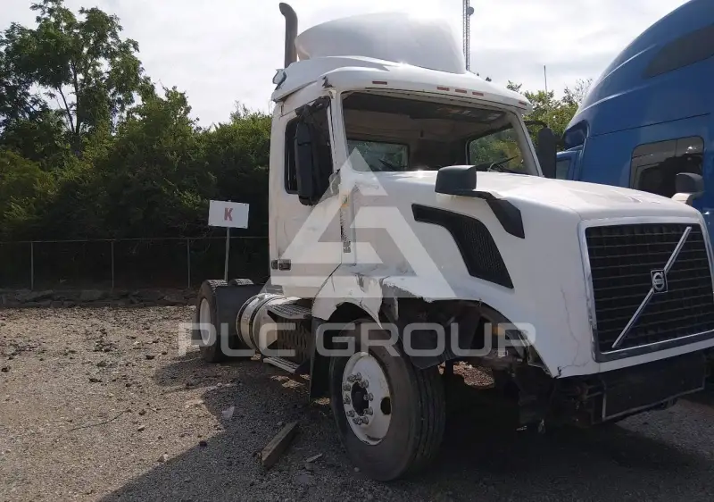 2015 Volvo VNL photo