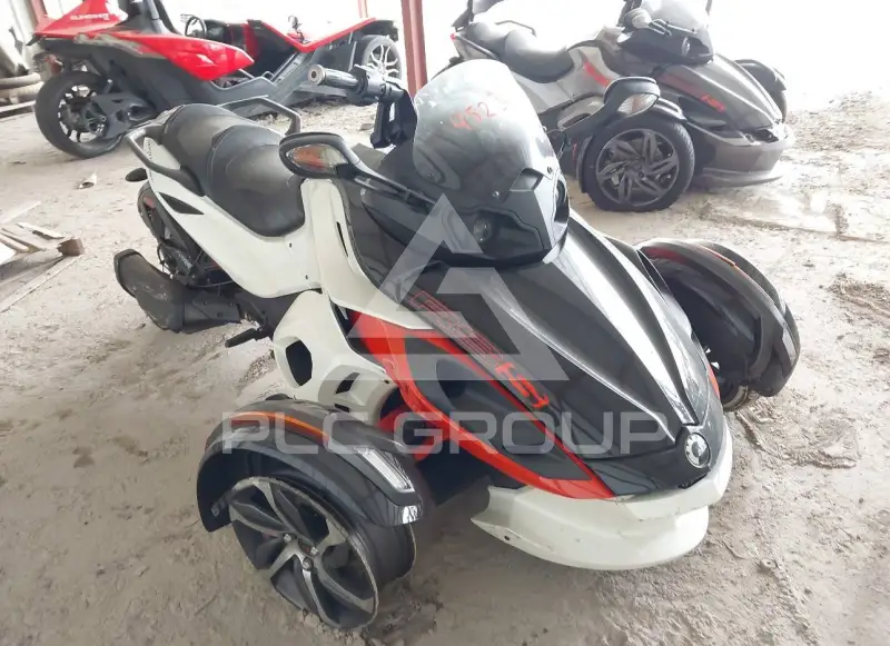 2015 Can-AM SPYDER фото