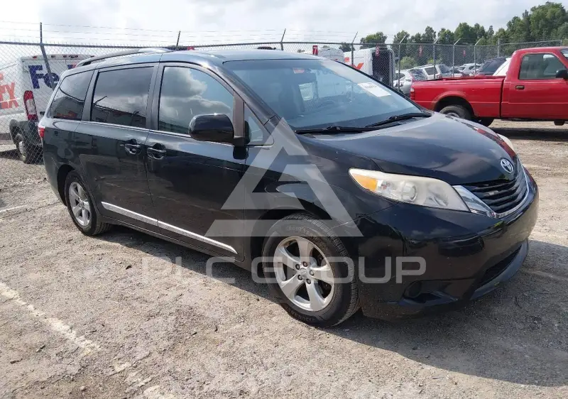 2015 Toyota SIENNA photo