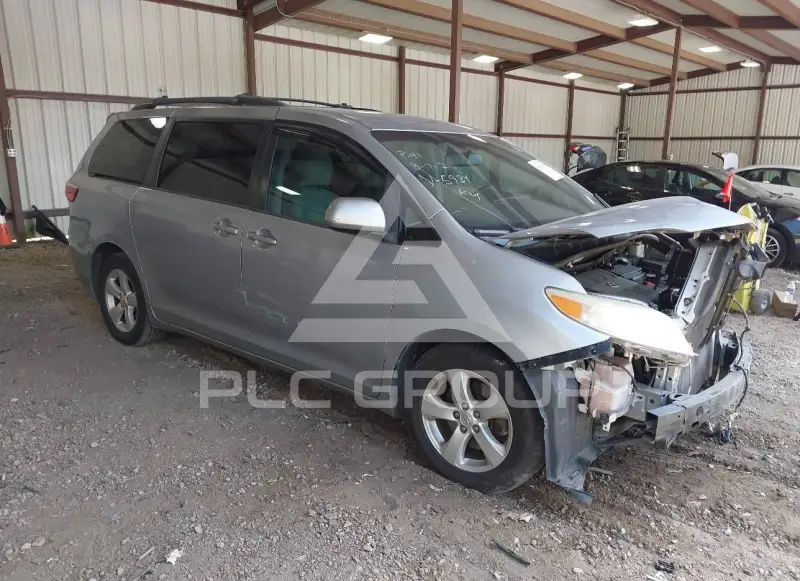 2015 Toyota SIENNA photo