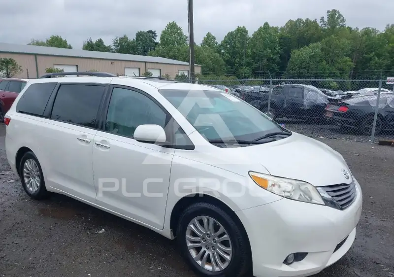 2015 Toyota SIENNA photo