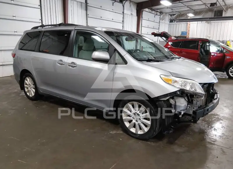 2015 Toyota SIENNA фото