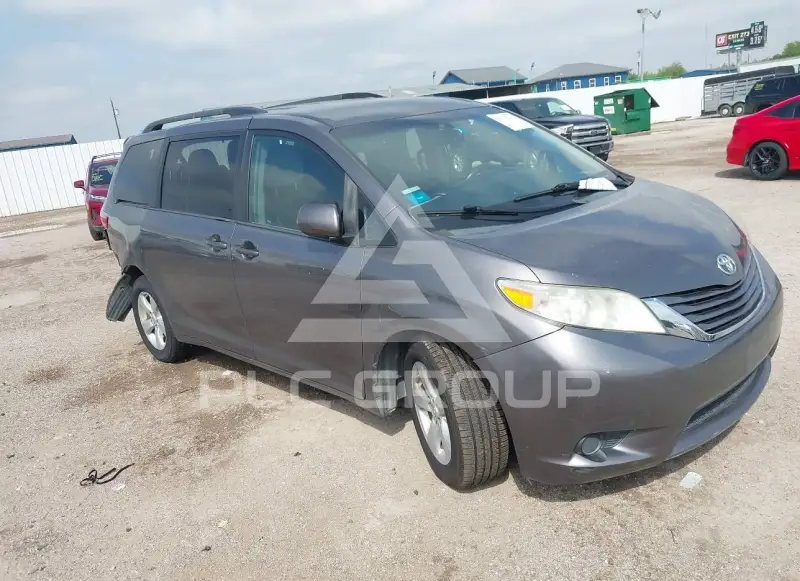 2015 Toyota SIENNA photo