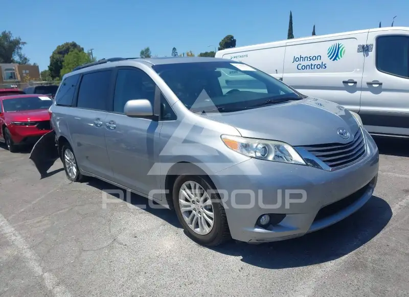 2015 Toyota SIENNA photo