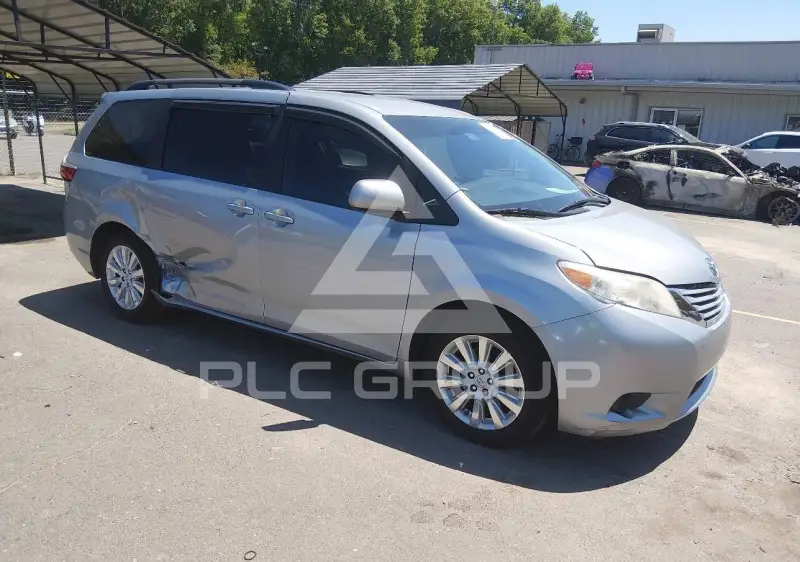 2015 Toyota SIENNA photo
