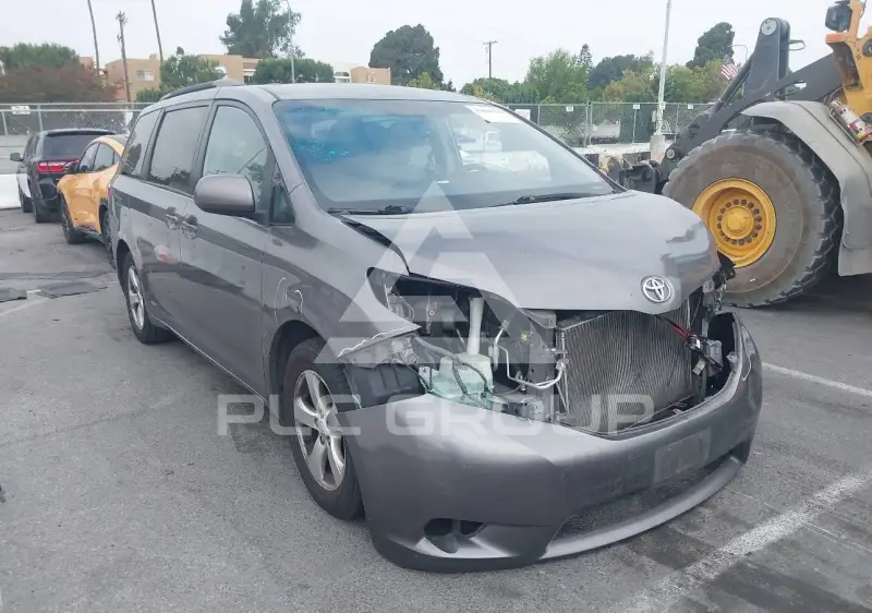 2015 Toyota SIENNA photo