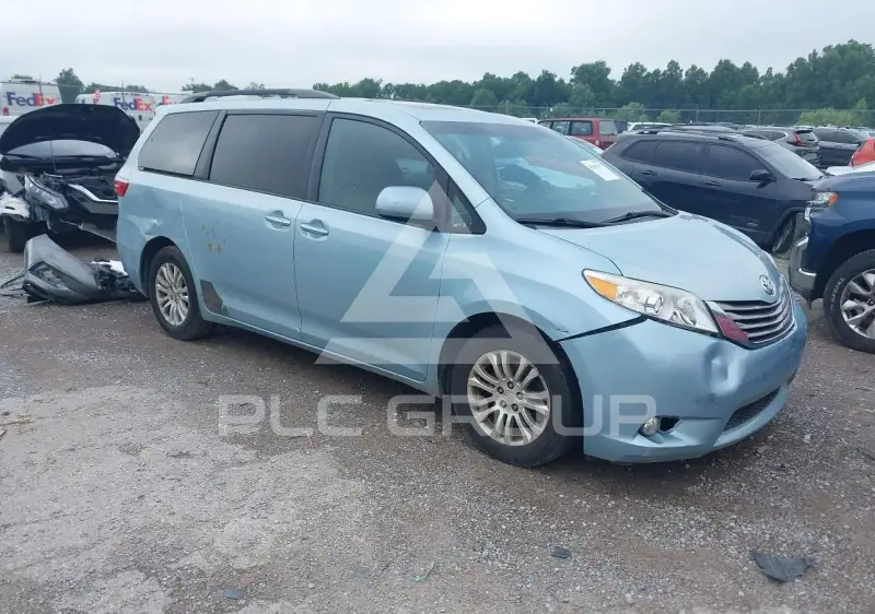 2015 Toyota SIENNA photo