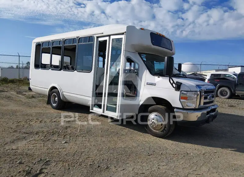 2015 Ford E-450 фото