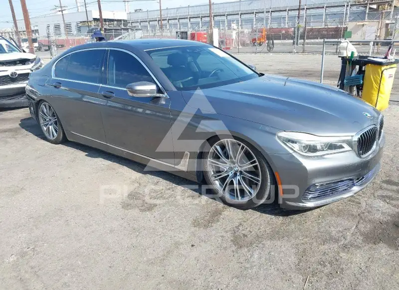2016 BMW 750 фото