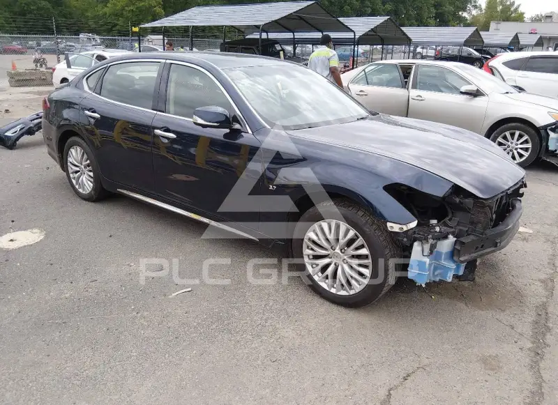 2016 Infinity Q70 photo