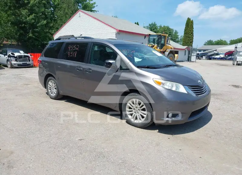 2016 Toyota SIENNA photo