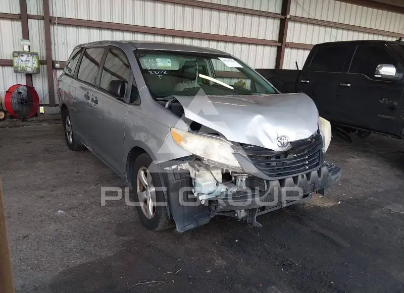 2016 Toyota SIENNA photo