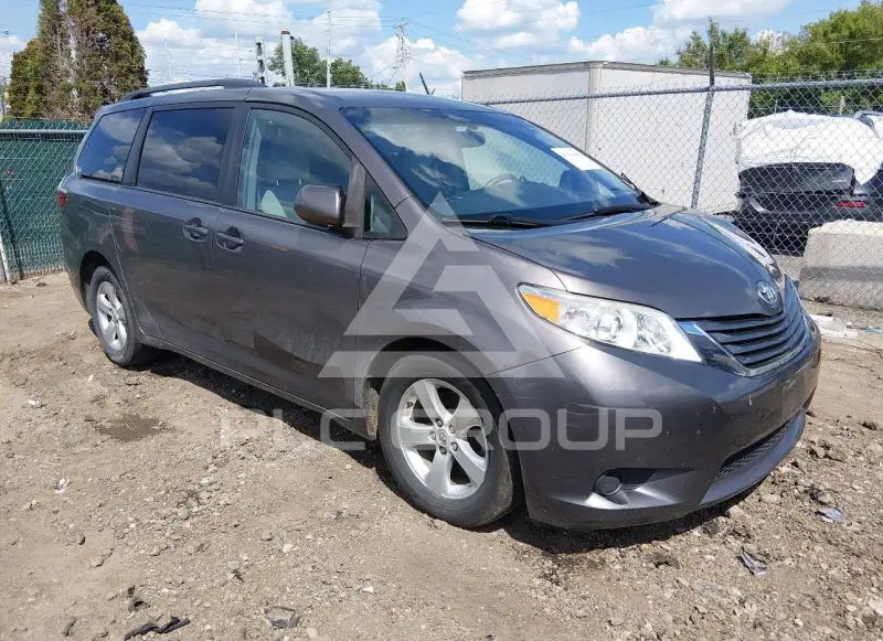 2016 Toyota SIENNA photo