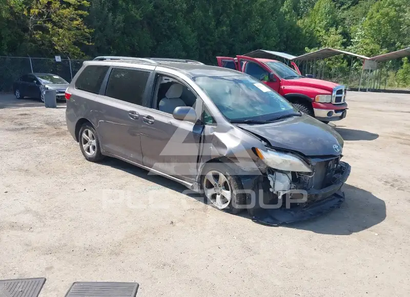 2016 Toyota SIENNA photo