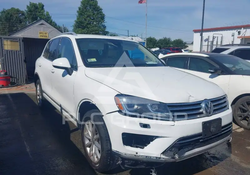 2016 Volkswagen Touareg photo