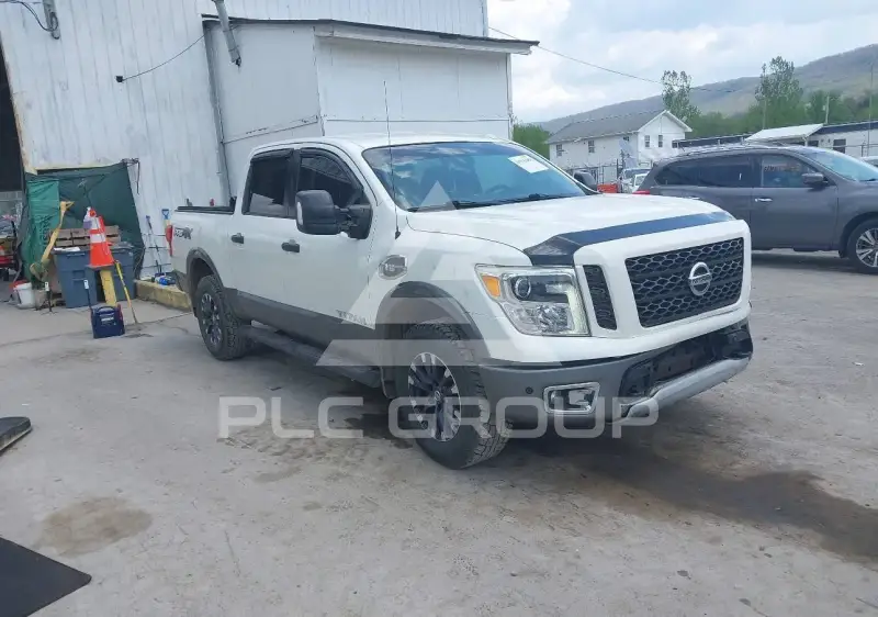 2017 Nissan TITAN фото