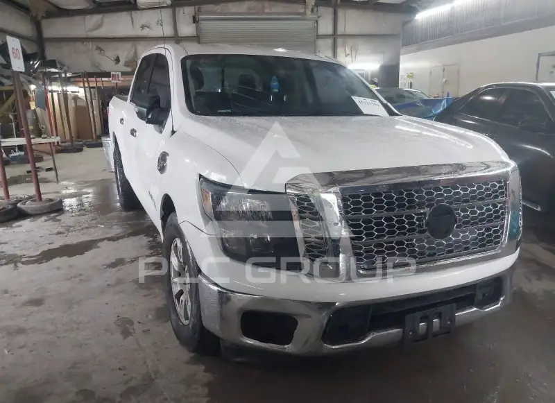 2017 Nissan TITAN фото