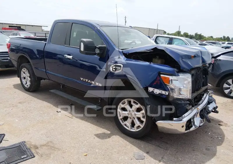 2017 Nissan TITAN фото