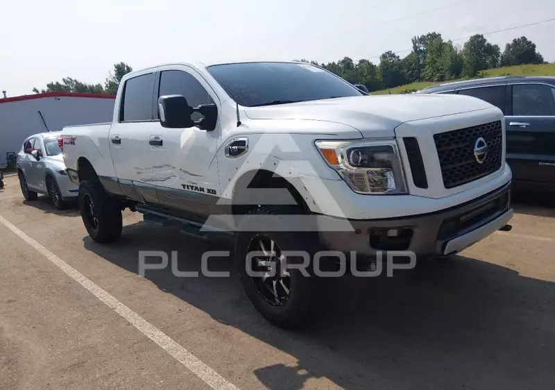 2017 Nissan TITAN фото