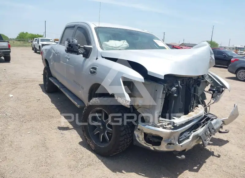 2017 Nissan TITAN фото
