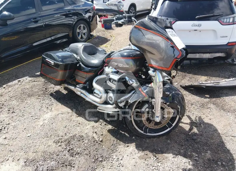 2017 Harley-Davidson FLHX photo
