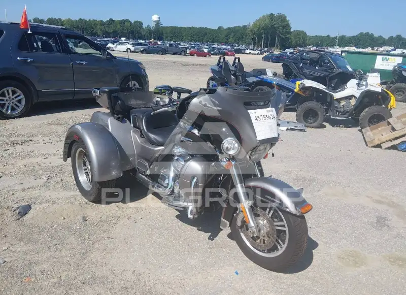 2017 Harley-Davidson FLHTCU фото