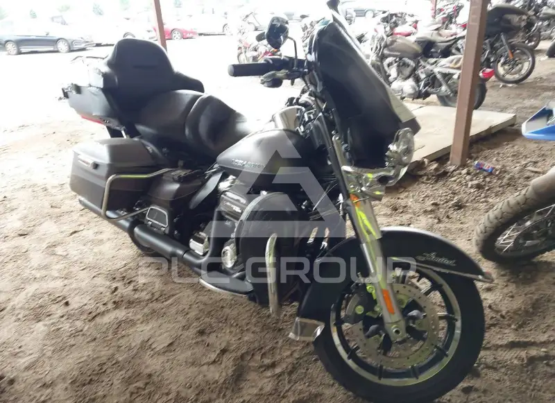2017 Harley-Davidson FLHTK photo