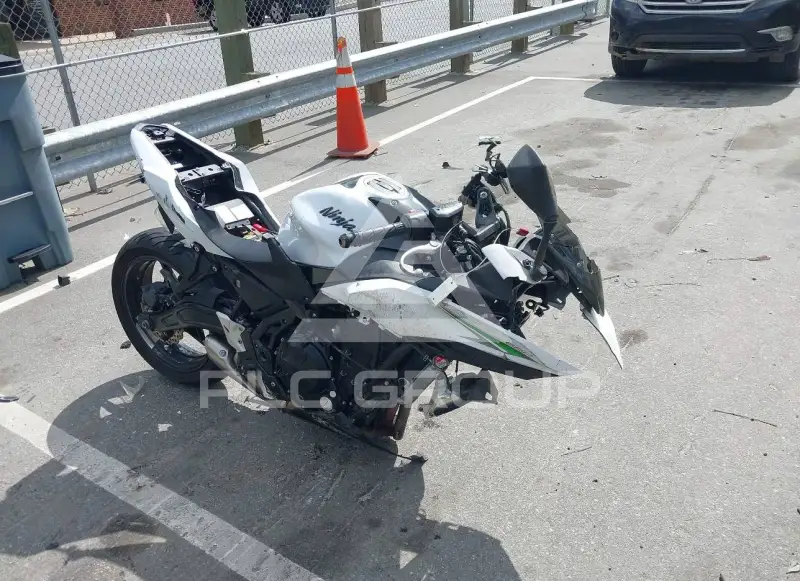 2017 Kawasaki EX650 фото