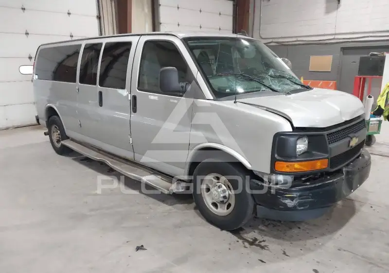 2017 Chevrolet Express фото
