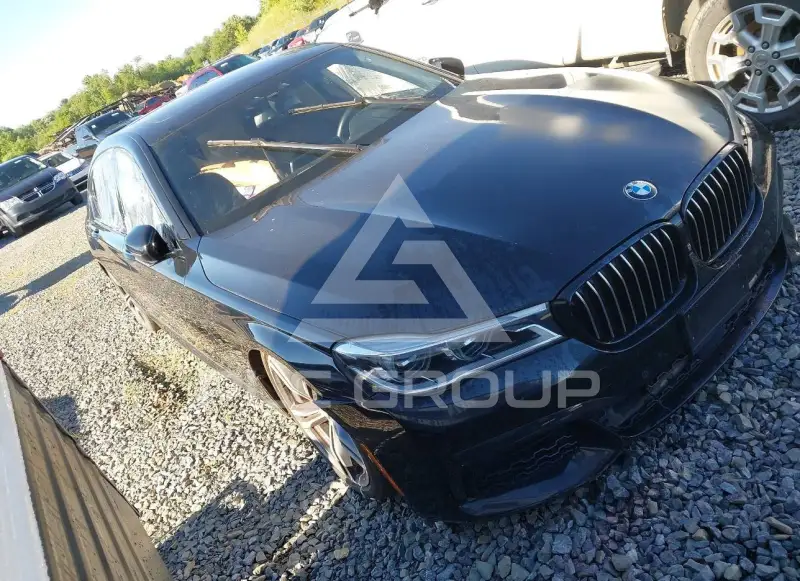 2017 BMW 750 фото