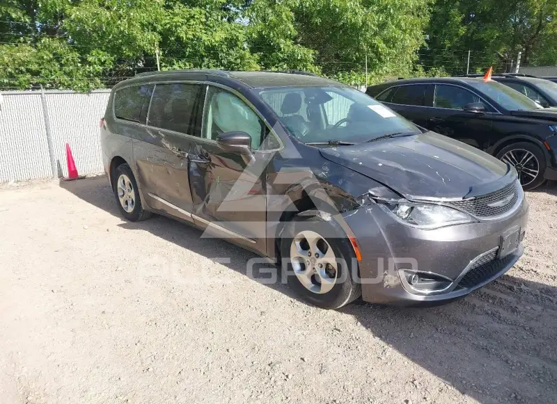 2017 Chrysler PACIFICA photo