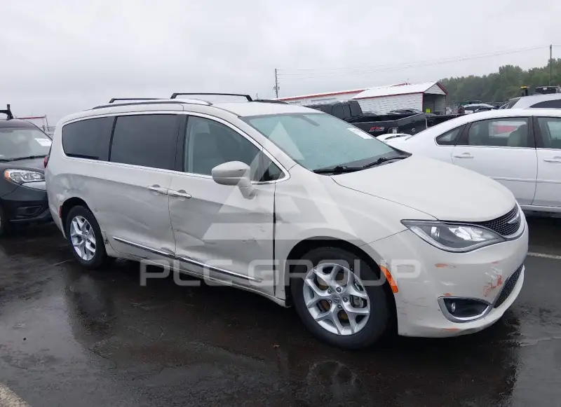 2017 Chrysler PACIFICA photo