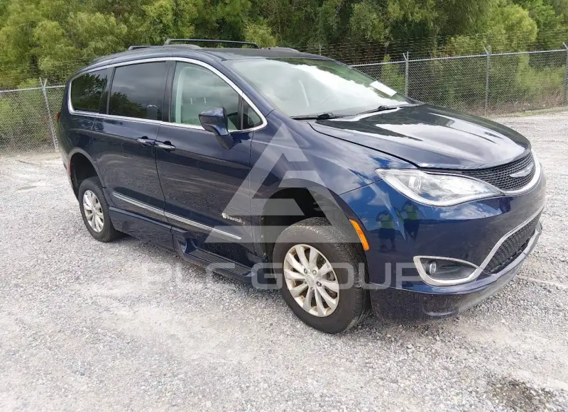 2017 Chrysler PACIFICA photo