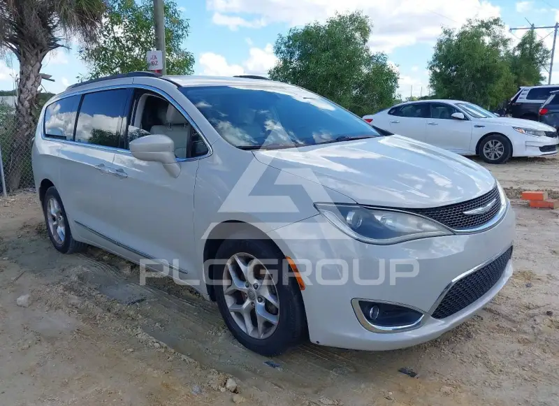 2017 Chrysler PACIFICA photo
